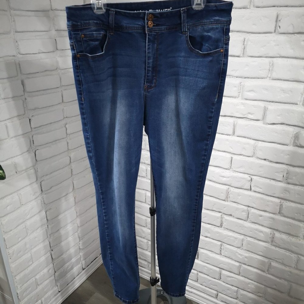 Wildflower The Flirty Curvy High Rise Size 17 Medium Wash Blue Jeans